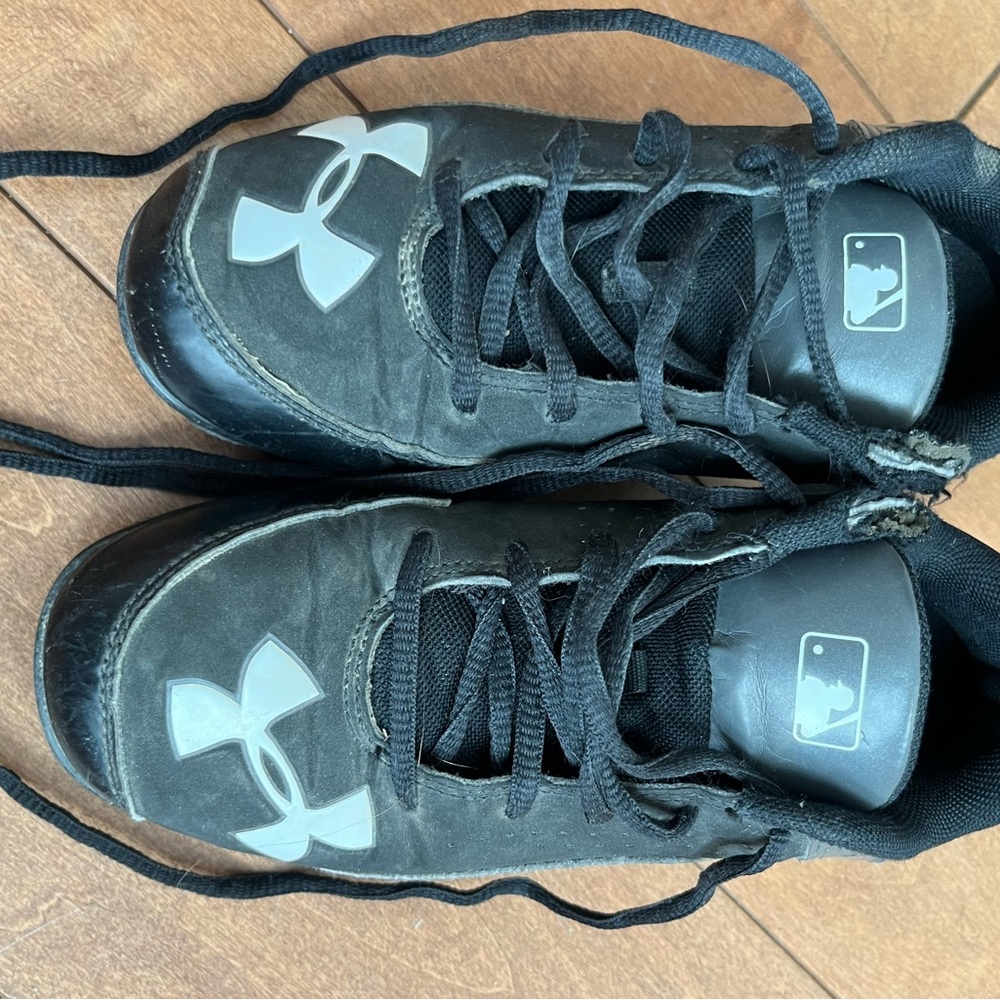 Under Armour Kids Black baseball/softball cleats
